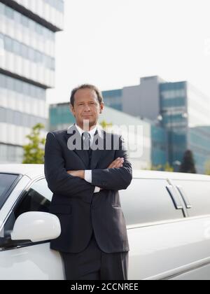 Porträt Des Menschen Als Fahrer In White Limousine Stockfoto