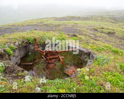 Überreste der Flak-Waffeneinbringung des Zweiten Weltkriegs auf Kiska Island, Aleutians, Alaska. Stockfoto