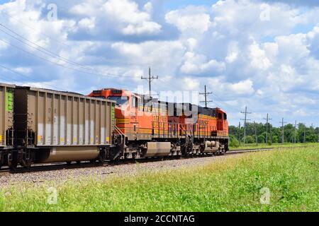 Earville, Illinois, USA. Ein Burlington Northern Santa Fe Einheit Zug von Kohle fährt nach Osten in Richtung Chicago durch Earlville, Illinois. Stockfoto