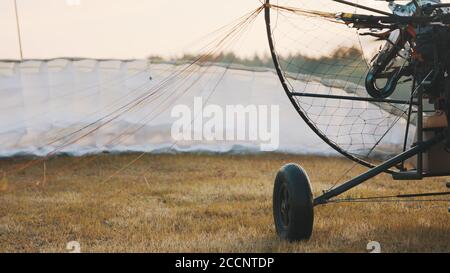 Paramotor, Nahaufnahme aus tiefem Winkel. Hochwertige Fotos Stockfoto