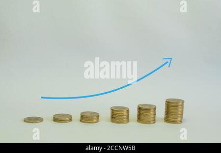 Grafik mit Münzen im Konzept der steigenden Wirtschaft. Mit Kopierraum Stockfoto
