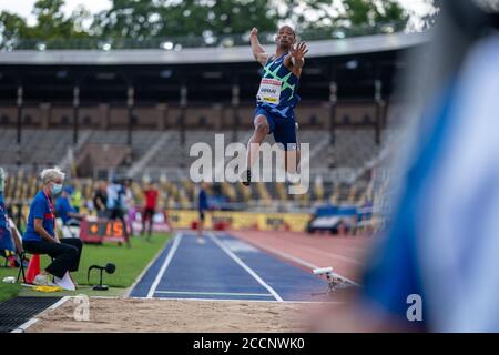 (200824) -- STOCKHOLM, 24. August 2020 (Xinhua) -- Ruswahl Samaai aus Südafrika tritt beim Weitsprung der Männer beim Diamond League Athletics Meeting 2020 in Stockholm, Schweden, am 23. August 2020 an. (Chris Cooper/Pool Via Xinhua) Stockfoto