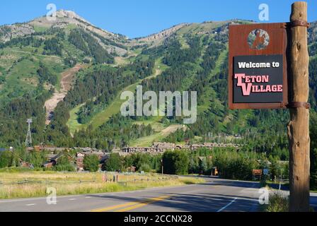 TETON VILLAGE, WY –2 AUG 2020- Blick auf das Schild am Eingang von Teton Village, einem Bergresort in der Nähe des Grand Teton National Park in Jackson, Stockfoto