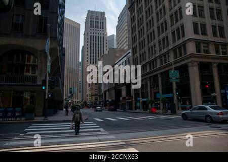 Auch an einem Sonntag im Finanzviertel von San Francisco, CA, USA, gibt es viele Fußgänger. Stockfoto