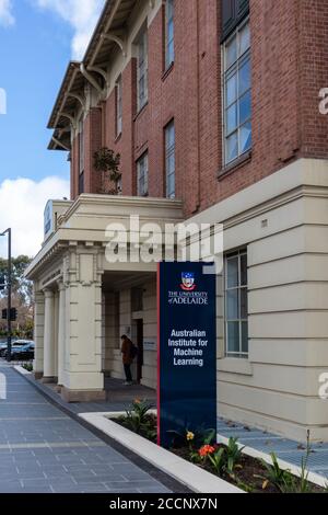 Fassade eines Gebäudes an der University of Adelaide. Australian Institute for Machine Learning. Vertikales Bild von der Seite aufgenommen. Südaustralien Stockfoto