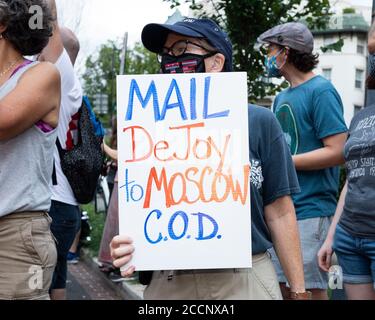 Washington, Usa. August 2020. 23. August 2020 - Washington, DC, Vereinigte Staaten: Protestler mit einem Schild mit der Aufschrift "Ave DeJoy nach Moskau C.O.D." auf dem Weg zum Protest vor dem DC-Haus des USPS-Generalpostmeisters Louis DeJoy. (Foto: Michael Brochstein/Sipa USA) Quelle: SIPA USA/Alamy Live News Stockfoto