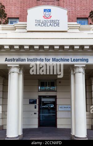 Fassade eines Gebäudes an der University of Adelaide. Australian Institute for Machine Learning. Vertikales Bild. Adelaide, Australien Stockfoto