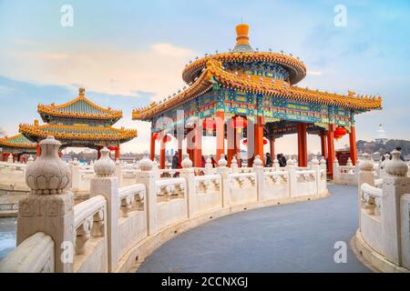 Peking, China - Jan 11 2020: Die fünf-Drachen-Pavillons im Nordwesten des Beihai Parks, in der Ming-Dynastie gebaut, zum Angeln, zum Aufpassen von Feuerwerken, Stockfoto