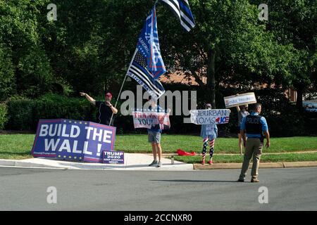 Anhänger und Demonstranten gegen US-Präsident Donald J. Trump versammeln sich am Sonntag, den 23. August 2020 vor dem Trump National Golf Club in Sterling, Virginia, USA. Es wird erwartet, dass Trump die Republikanische Nationalkonvent am Montag mit einer Rede in Charlotte, North Carolina, anstoßen und am Donnerstag die republikanische Nominierung vom Rasen des Weißen Hauses offiziell annehmen wird. Quelle: Stefani Reynolds/Pool via CNP /MediaPunch Stockfoto