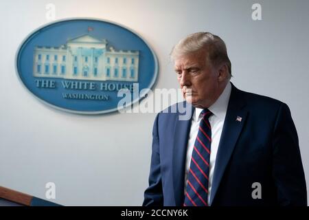 Washington DC, USA. August 2020. US-Präsident Donald J. Trump kommt zu einer Pressekonferenz im James S. Brady Press Briefing Room im Weißen Haus in Washington, DC, USA, am Sonntag, 23. August 2020. Trump kündigte an, dass eine neue Behandlung für COVID-19, die Blutplasma verwendet, das von Menschen gespendet wurde, die sich von der Krankheit erholt haben, eine Notfallgenehmigung von der FDA erhalten hat. Quelle: Stefani Reynolds/Pool via CNP /MediaPunch Quelle: MediaPunch Inc/Alamy Live News Stockfoto