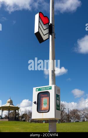 AED automatisierter externer Defibrillator in einem öffentlichen Park. Herz- und Pfeilzeichen oben. Vertikales Bild. Adelaide, Australien Stockfoto