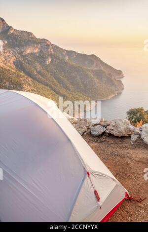 Zelt auf einem wilden Campingplatz in den Bergen bei Sonnenuntergang Stockfoto
