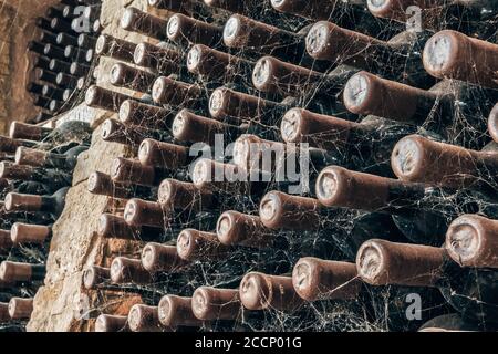 Wein Flaschen bis in alten Weinkeller in der Nähe gestapelt - Hintergrund Stockfoto