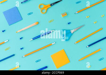 Büro- und Schulbedarf auf blauem Hintergrund. Zurück zur Schule Konzept. Stockfoto
