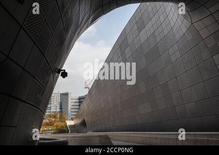 Das Innere des Dongdaemun plaza Gebäudes. Aus Titan gefertigt. Geschwungene Wände. Modernes Gebäude, entworfen von der Architektin Zaha Hadid. Seoul, Korea Stockfoto