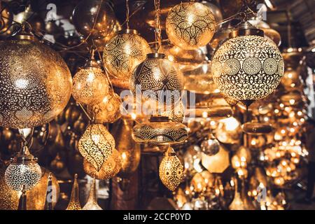 Traditionelle marokkanische Souvenir-Lampen auf lokalen Markt Souk in Marrakesch Medina. Handarbeit, verschiedene Formen. Stockfoto