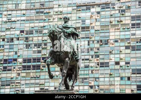 Die Statue markiert Artigas Mausoleum in Plaza Independencia, Ciudad Vieja, Montevideo, Uruguay Stockfoto