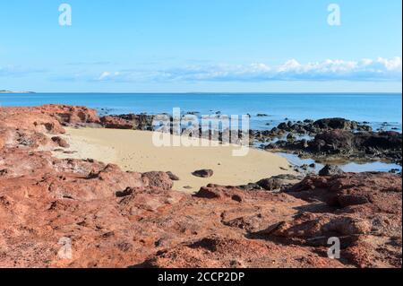 Malerische Küste mit roten Felsen, Smith Point, Garig Gunak Barlu National Park, Cobourg Peninsula, Arnhem Land, Northern Territory, NT, Australien Stockfoto