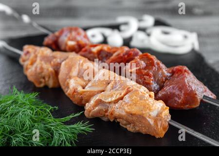 Zwei Shish-Kebabs, frische rohe Fleischstücke auf Spieße Stockfoto