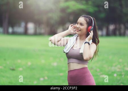 Asiatische Fitness Frau in Sportbekleidung trainieren im Park. Weibliche Fitness-Modell trainieren am Morgen. Stockfoto