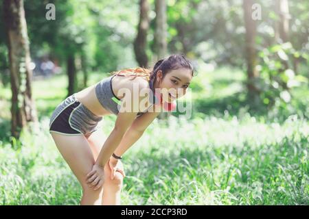 Asiatische Fitness Frau trainieren im Park. Kaukasische weibliche Fitness-Modell trainieren am Morgen. Stockfoto