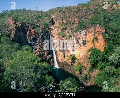 Panoramablick auf die Tolmer Falls. Trockenzeit. Vintage-Farbe. Luftbild von oben. Isolierte Lage. Litchfield, Northern Territory, Australien Stockfoto