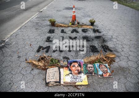 Das Black Lives Matter Memorial wurde aus Asche-Überresten des NYPD-Polizeiwagens erstellt, der am 29 2020. Mai im Fort Greene Park in Brooklyn, New York, in Brand gesetzt wurde. Stockfoto