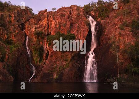 Wangi fällt, Sonnenuntergang Zeit. Schwimmloch, keine Leute. Aufnahme in der Trockenzeit. Dunkle Beleuchtung. Orange Farben. In der Nähe von Darwin. Litchfield, Australien Stockfoto