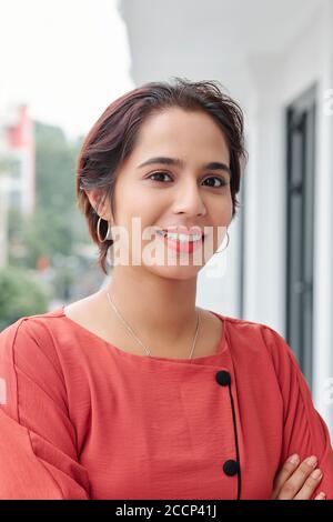 Selbstbewusste junge indische Geschäftsfrau Stockfoto