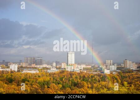 Ostankino Turm in moskau. regenbogen an einem Herbsttag nach einem Herbstregen Stockfoto