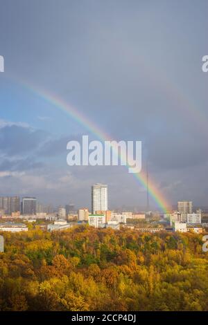 Ostankino Turm in moskau. regenbogen an einem Herbsttag nach einem Herbstregen Stockfoto