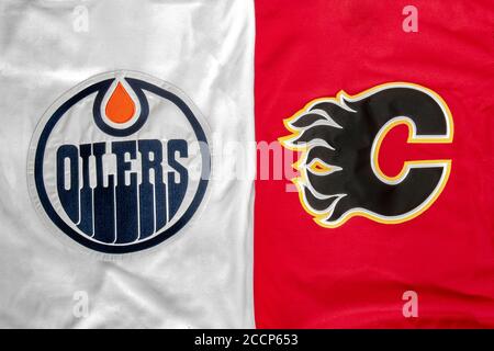 Calgary, Alberta, Kanada. August 23 2020. Ein Nahaufnahme eines NHL Edmonton Oilers vs Calgary Flames Hockeytrikot. Stockfoto