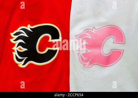 Calgary, Alberta, Kanada. August 23 2020. Nahaufnahme eines NHL Calgary Flames Logos auf einem roten und rosa Hockeytrikot. Stockfoto