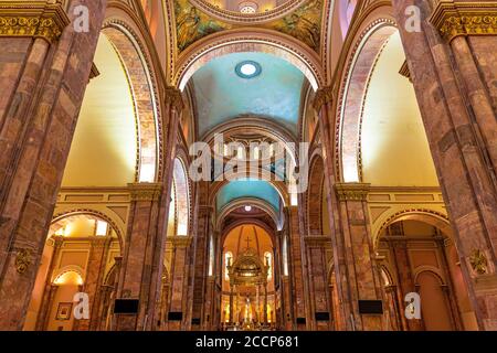 Das Innere der Neuen Kathedrale im neoromanischen, neugotischen, neobarocken und neobyzantinischen Stil, Cuenca, Ecuador. Stockfoto