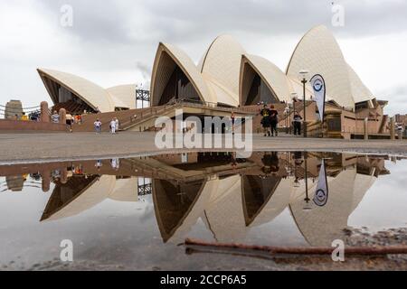 Symmetrisches Bild des Opernhauses von Sydney, das auf dem Wasser reflektiert wird. UNESCO-Weltkulturerbe Gebäude von Architekt Jorn Utzon entworfen. Sydney, Australien Stockfoto