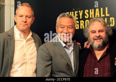 LOS ANGELES - DEZ 7: Toby Emmerich, Kevin Tsujihara, Peter Jackson bei der They Shall Not Grow Old Premiere im Linwood Dunn Theater im Pickford Center for Motion Study am 7. Dezember 2018 in Los Angeles, CA Stockfoto