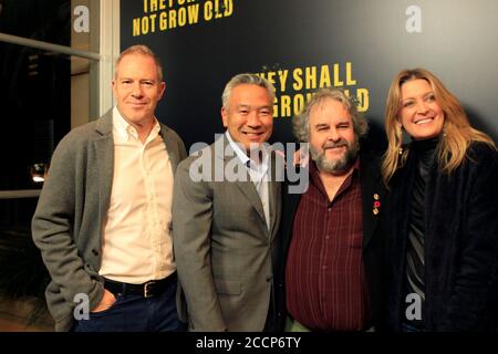 LOS ANGELES - DEC 7: Toby Emmerich, Kevin Tsujihara, Peter Jackson, Carolyn Blackwood bei der They Shall Not Grow Old Premiere im Linwood Dunn Theater im Pickford Center for Motion Study am 7. Dezember 2018 in Los Angeles, CA Stockfoto