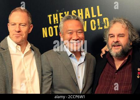 LOS ANGELES - DEZ 7: Toby Emmerich, Kevin Tsujihara, Peter Jackson bei der They Shall Not Grow Old Premiere im Linwood Dunn Theater im Pickford Center for Motion Study am 7. Dezember 2018 in Los Angeles, CA Stockfoto