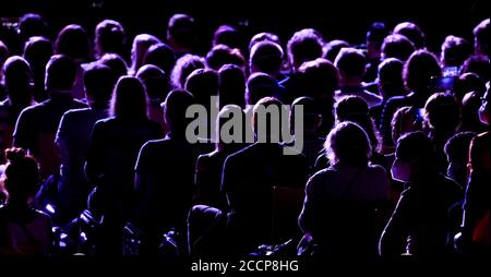 22. August 2020, Sachsen, Leipzig: Testpersonen eines groß angelegten Experiments der Universitätsmedizin Halle/Saale folgen einem Konzert des Popsängers Tim Bendzko in der Arena Leipzig. Rund 21400 Besucher nehmen an dem Experiment unter dem Titel 'Restart-19' Teil. Die Wissenschaftler wollen mit Sensoren und anderen Hilfsmitteln ihre Gehwege überwachen und fluoreszierendes Desinfektionsmittel soll sichtbar machen, welche Oberflächen besonders häufig berührt werden. Auch der Flug von Aerosolen - den kleinsten Gemischen von Partikeln, die das Virus tragen können - wird verfolgt. Ziel ist es, ein mathematisches Modell zu entwickeln, das b Stockfoto