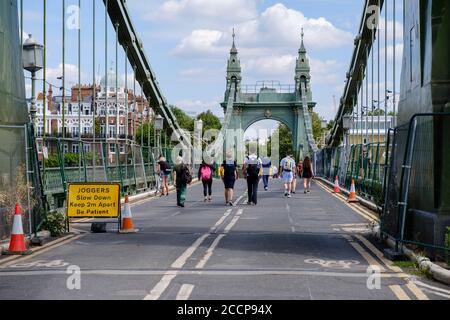 London, England - 22. Juli 2020: Die Hammersmith Bridge ist seit 2019 wegen baulicher Probleme für Kraftfahrzeuge gesperrt und wurde 1887 eröffnet Stockfoto