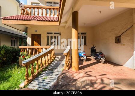 Candolim, North Goa, Indien - 23. November 2019: Außenansicht des typischen Wohngebäudes oder Gästehaus in Candolim, North Goa, Indien. Fahrradständer Stockfoto