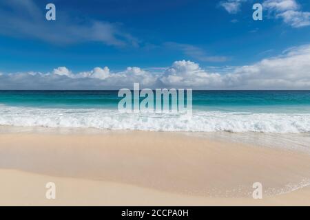 Paradiesstrand mit weißem Sand und paradiesisches Meer. Sommerurlaub und tropisches Strandkonzept. Stockfoto