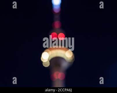 Berlin, Deutschland. August 2020. Licht brennt am frühen Morgen in der Sphäre des Fernsehturms. (Long exposure) Credit: Paul Zinken/dpa-Zentralbild/dpa/Alamy Live News Stockfoto