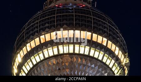 Berlin, Deutschland. August 2020. Licht brennt am frühen Morgen in der Sphäre des Fernsehturms. Quelle: Paul Zinken/dpa-Zentralbild/dpa/Alamy Live News Stockfoto