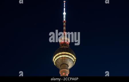 Berlin, Deutschland. August 2020. Licht brennt am frühen Morgen in der Sphäre des Fernsehturms. (Long exposure) Credit: Paul Zinken/dpa-Zentralbild/dpa/Alamy Live News Stockfoto