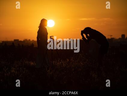 Berlin, Deutschland. August 2020. Ein Modell wird am Morgen auf dem Drachenberg fotografiert, während die Sonne aufgeht. Quelle: Paul Zinken/dpa-Zentralbild/dpa/Alamy Live News Stockfoto