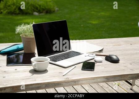 Laptop-Computer und Business-Tools auf dem Holztisch Stockfoto
