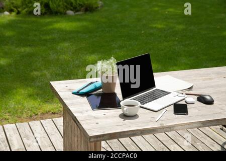 Laptop-Computer und Business-Tools auf dem Holztisch Stockfoto