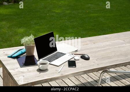 Laptop-Computer und Business-Tools auf dem Holztisch Stockfoto