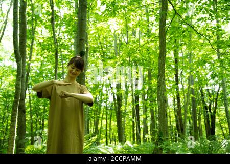 Frau, die Liebe in Gebärdensprache ausdrückt Stockfoto